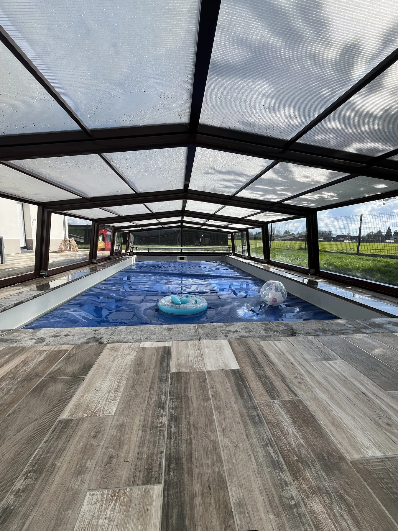 Abri de piscine après nettoyage