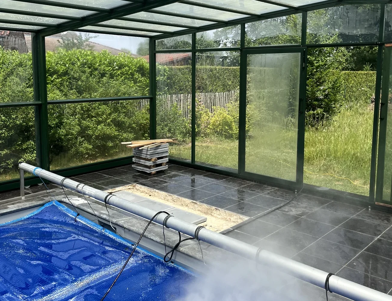 Nettoyage haute pression d'un espace extérieur et d'un abri de piscine