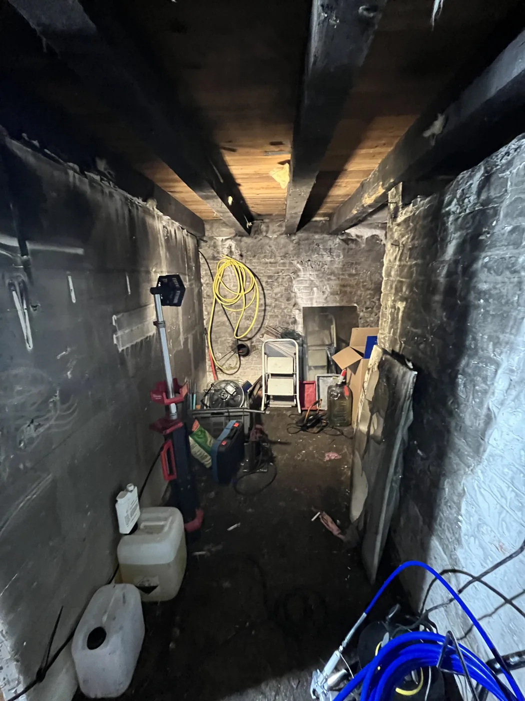 Pièce fortement noircie après un incendie