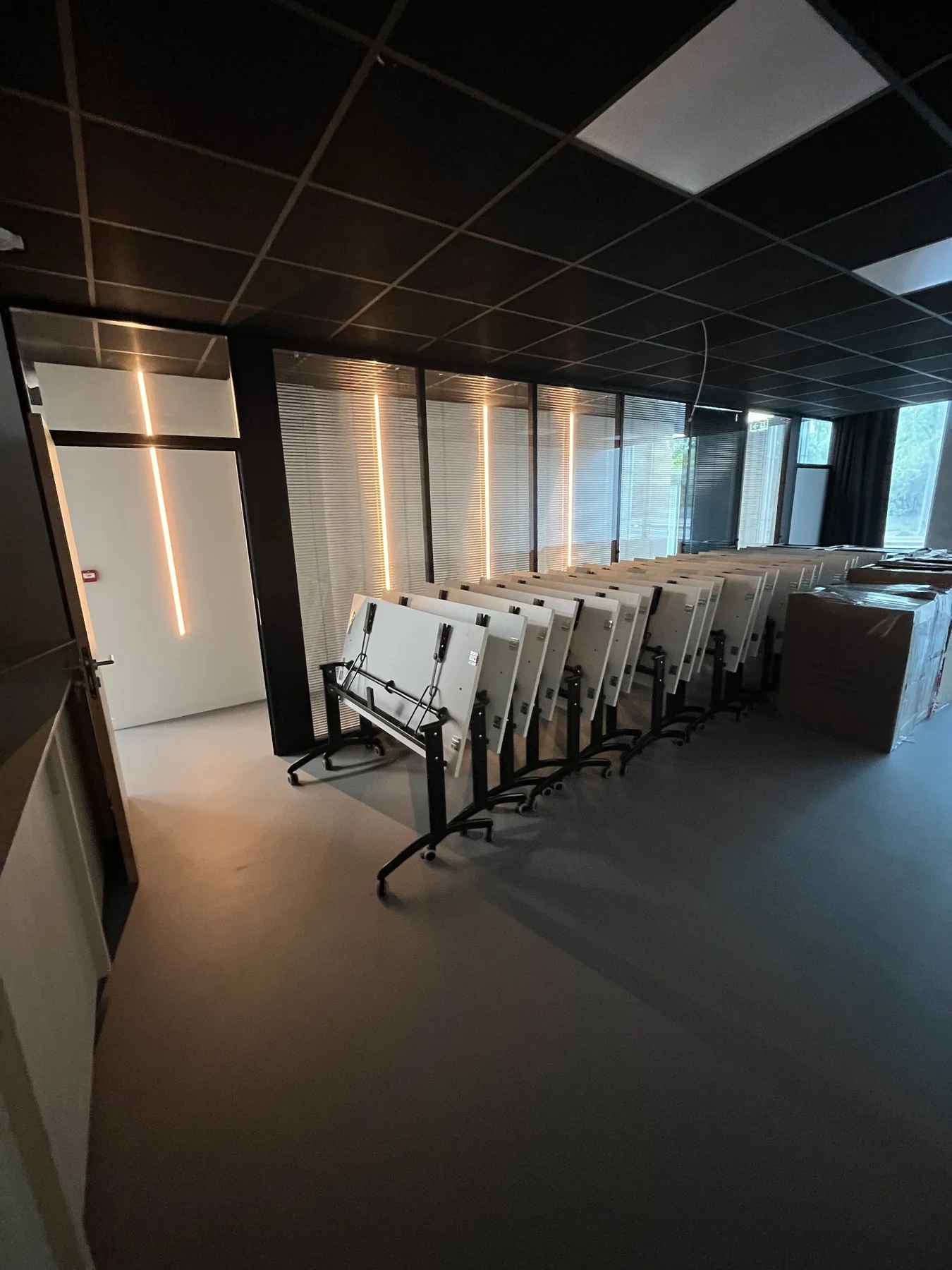 Salle de réunion professionnelle après nettoyage