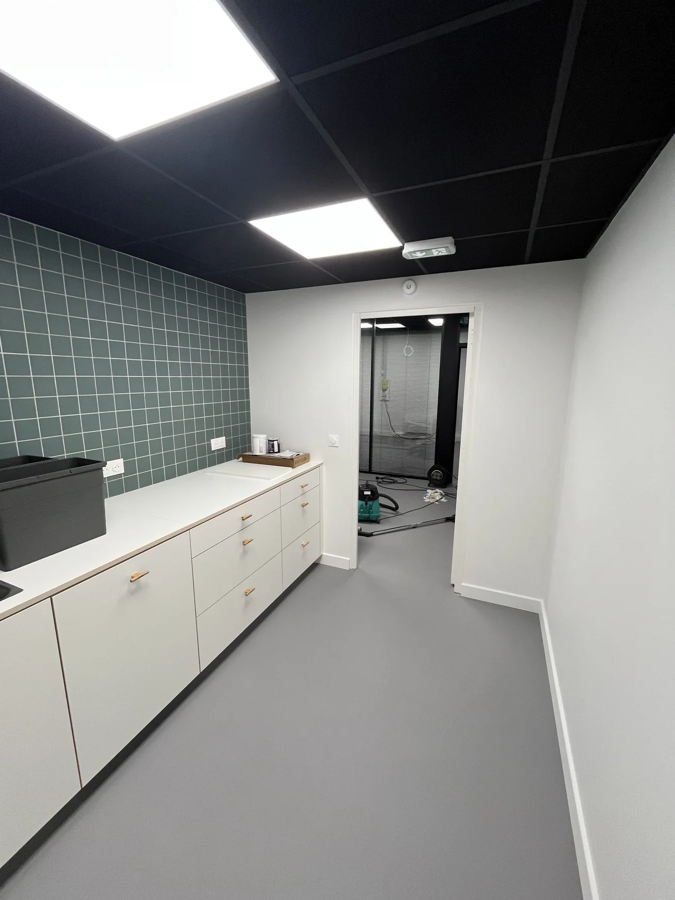 Cuisine d'un site professionnel après nettoyage de fin de chantier