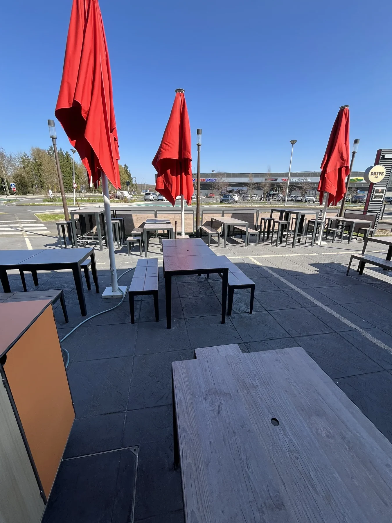 Terrasse de restaurant remise au propre